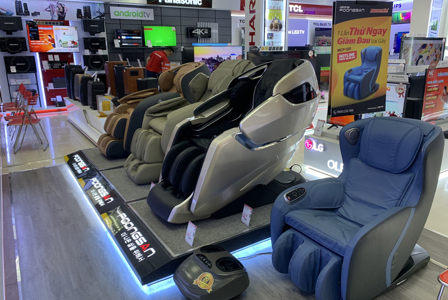 Gian hàng ghế massage Poongsan tại Nguyễn Kim - Hà Đông có đa dạng các mẫu ghế massage